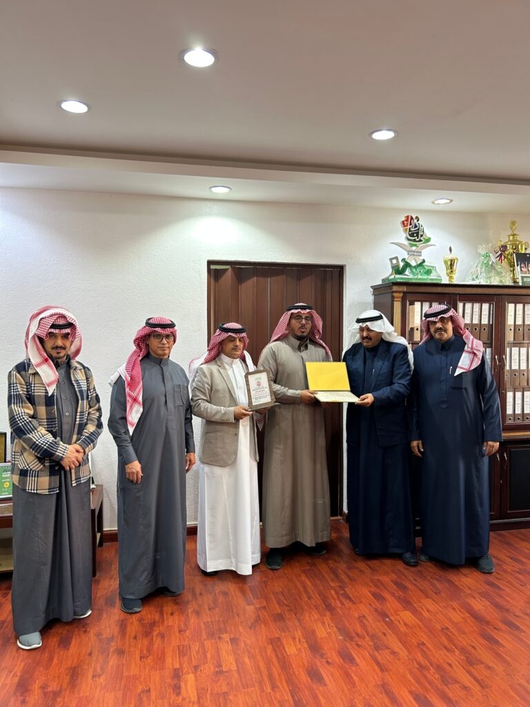 مدرسة سعيد بن زيد بخميس مشيط تكرم الأستاذ محمد بن مفرح آل مغامر