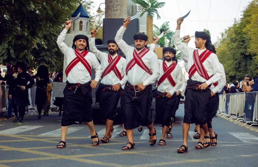 انطلاق مهرجان قمم الدولي للفنون الأدائية الجبلية في سبعة مواقع بعسير