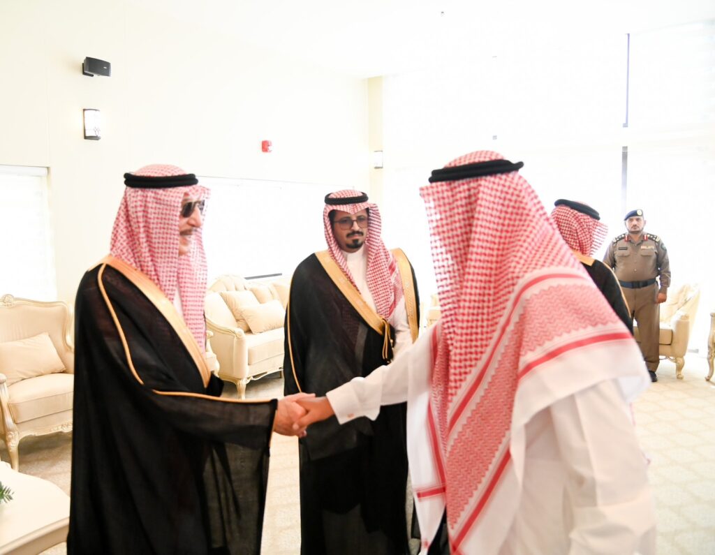 أمير جازان يلتقي عددًا من مشايخ وأهالي محافظة بيش