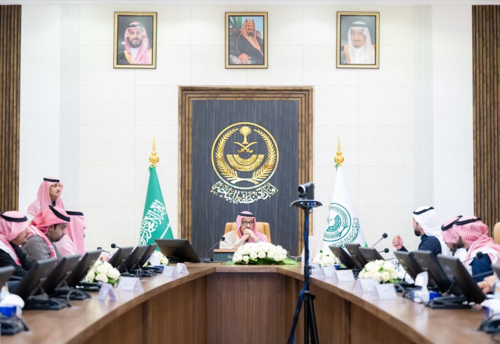 أمير منطقة الباحة يرأس اجتماع مناقشة مشاريع وزارة الداخلية بالمنطقة