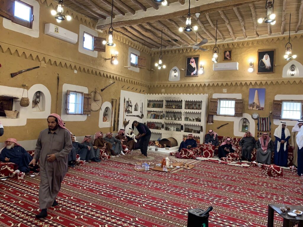 المنيع يحتفي بنخبه من مسؤولي المنطقة