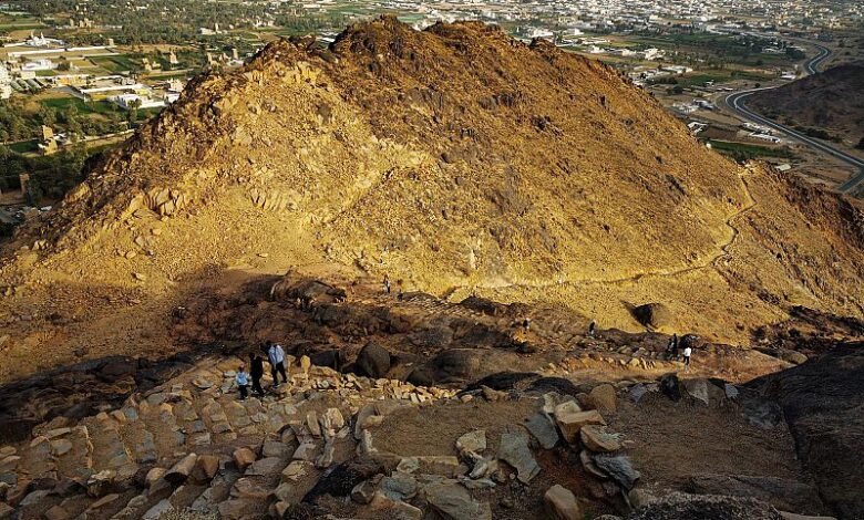 جبل رعوم بنجران مقصدًا  لعشاق التسلق ورياضة الهايكنج