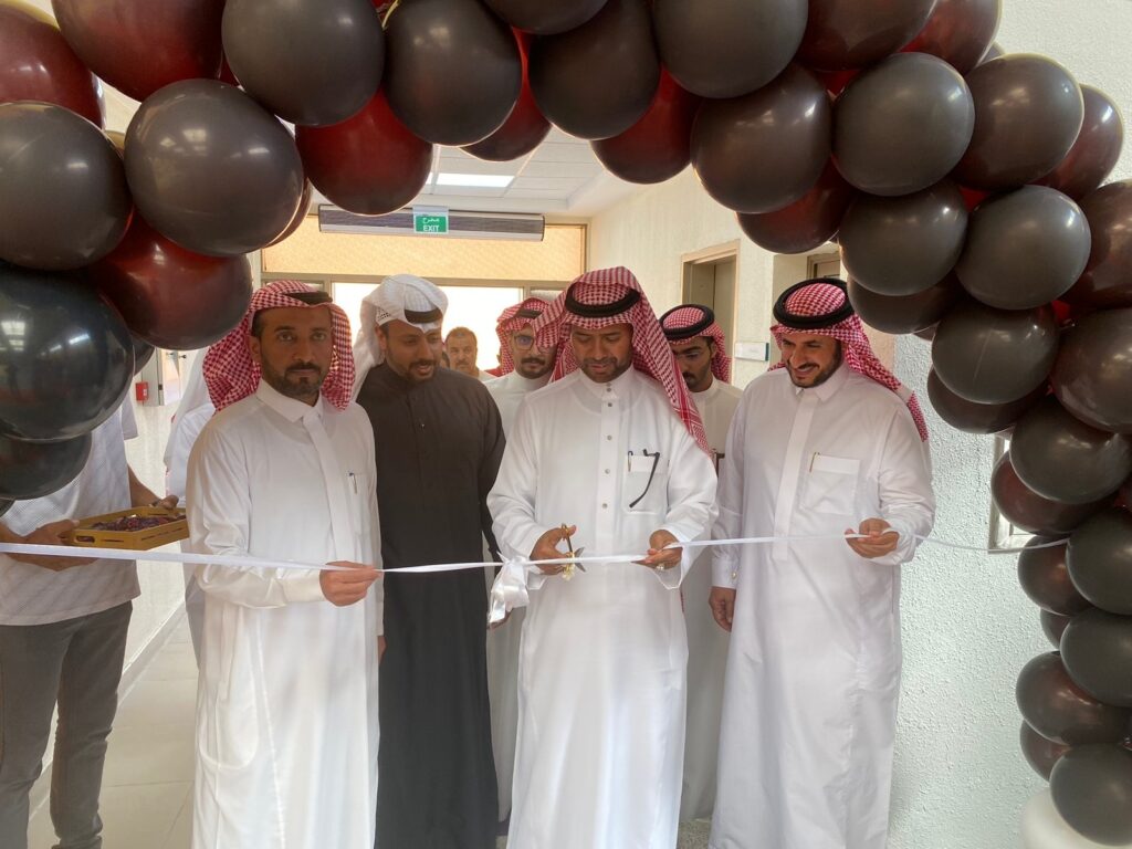 الزاحمي يفتتح مشروعا صالات رياضية للبنات بالقنفذة