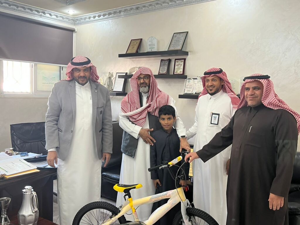 مدير مكتب التعليم بالحوية يزور عدد من المدارس