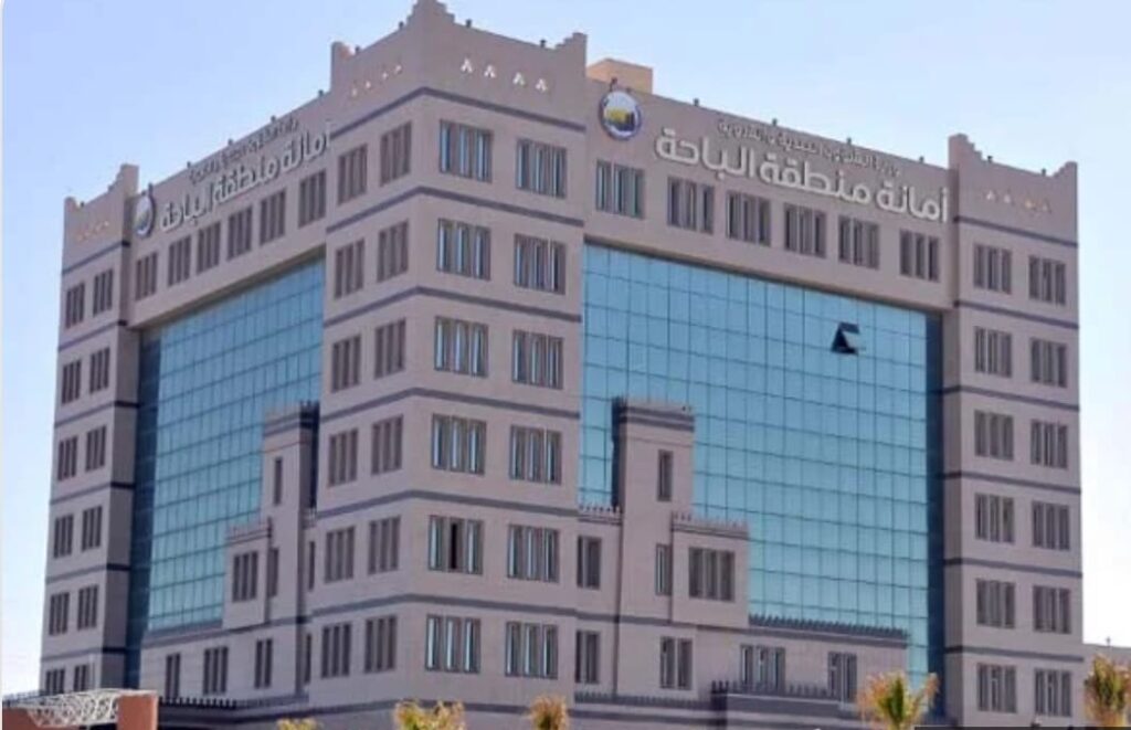 تُسخِّرُأمانة الباحة‬ إمكاناتها لمواجهة آثار الأمطار التي تشهدها المنطقة