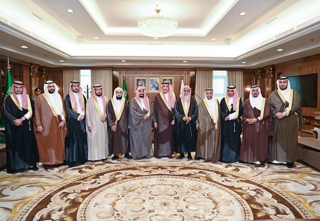 سمو أمير جازان يتسلم التقرير السنوي لفرع الرئاسة العامة للبحوث العلمية والإفتاء بالمنطقة