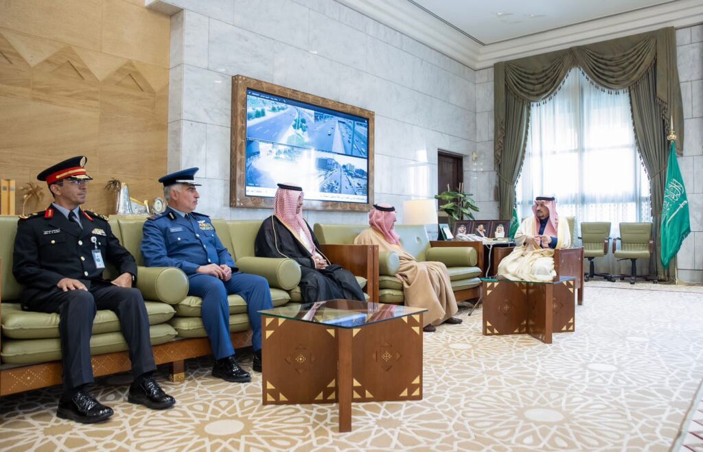 أمير الرياض يستقبل الفائزين بجائزة الأمير محمدبن فهد