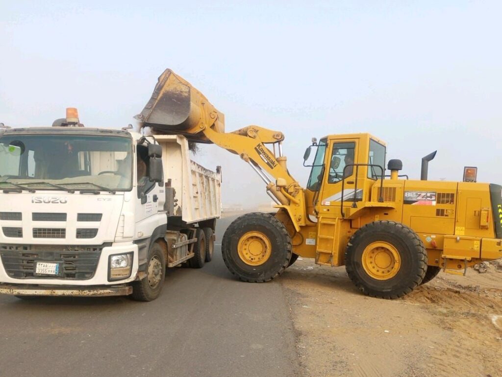 رفع مخلّفات البناء والهدم بصامطة
