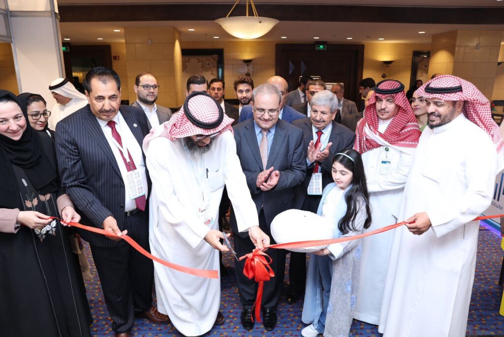 العتيبي يفتتح معرض جيدس بجدة