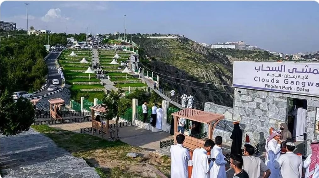 منطقةالباحة تشهد إقبالًا كبيرًا من السياح والأهالي