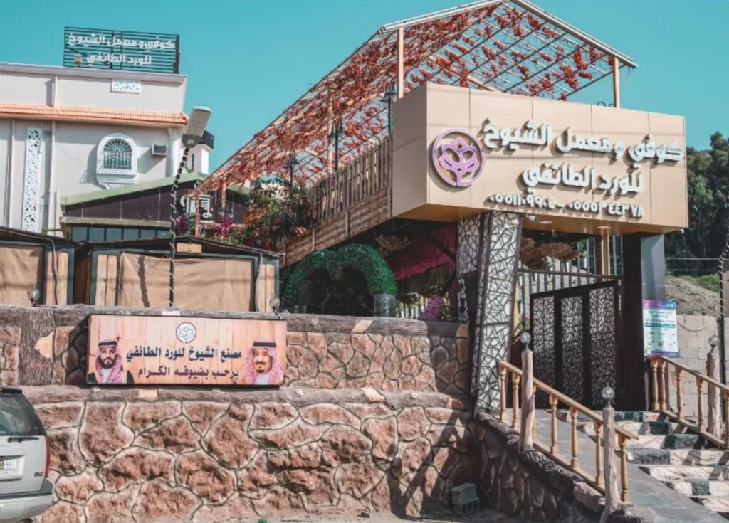 مدينة الورد تسحر المصطافين