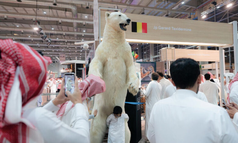 نمور سيبيرية في معرض الصقور السعودي