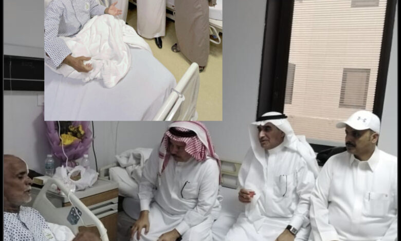 مدير عام فرع وزارة الإعلام بمنطقة مكة المكرمة يزور رئيس رابطة مشجعي المنتخب السعودي في المستشفى