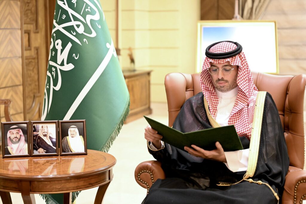 محافظ جدة يتسلم تقرير إحصائي للربع الأول من عام١٤٤٥ه