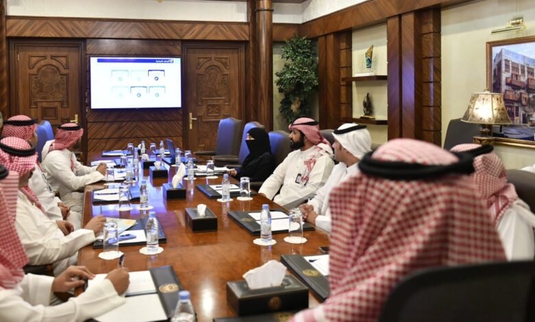 محافظ جدة يرأس إجتماعاً لاستعراض مبادرة “لنجعل رمالنا الذهبية خضراء”