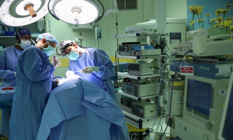 استئصال ورم ليفي متحجر بالجيوب الأنفية لعشرينية