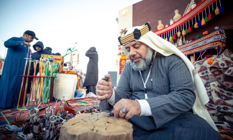 عروض حية للحرف اليدوية التقليدية تلفت زوار مهرجان الكُتّاب والقُراء