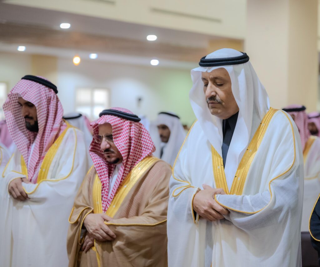 سمو أمير منطقة الباحة يتقدم جموع المصلين في صلاة عيد الفطر المبارك