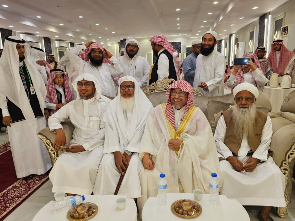 طلاب حلقات التحفيظ يكرمون معلمهم