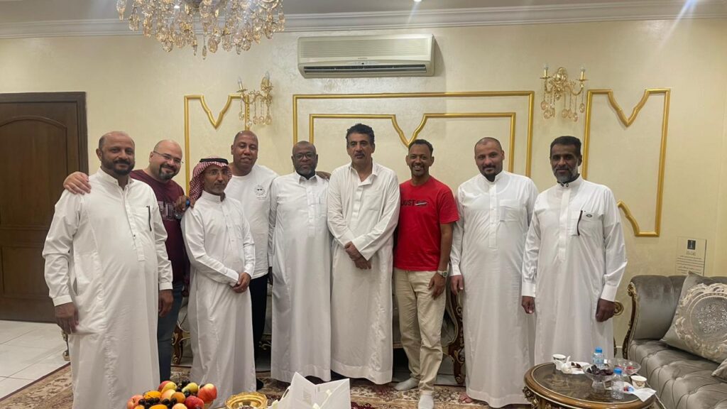 منسوبي الخطوط السعودية في زيارة غانم 