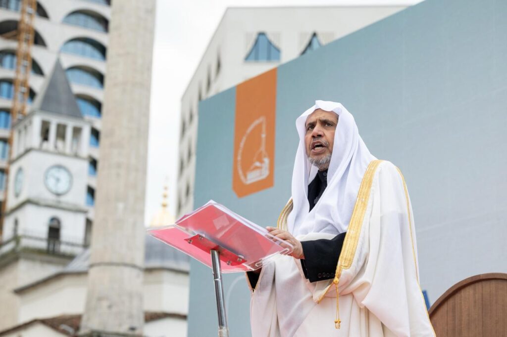أمين عام رابطة العالم الإسلامي يلقي خطبة عيد الفطر