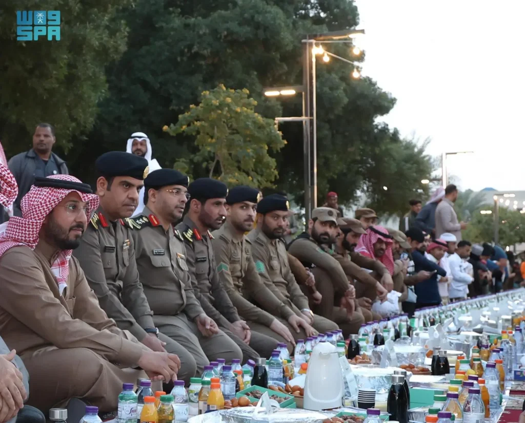 محافظ الخرج يشارك رجال الأمن وجبة الإفطار في الميدان