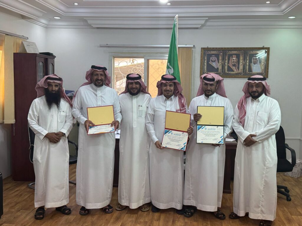 تكريم معلمي العلوم والدراسات الإجتماعية بخميس مشيط 