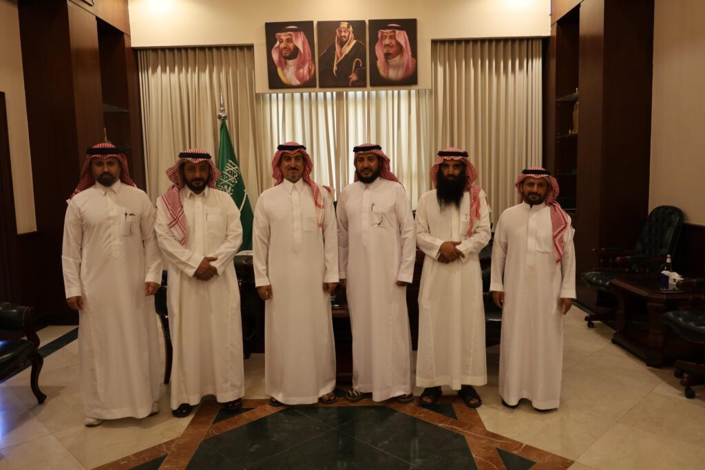محافظ خميس مشيط يستقبل أعضاء مجلس إدارة متوسطة اوس بن حبيب