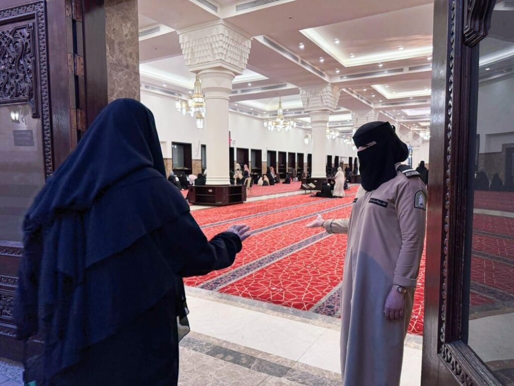  تجهيز القسم النسائي بجامع سيد الشهداء بالمدينة المنورة  استعدادًا  لموسم الحج