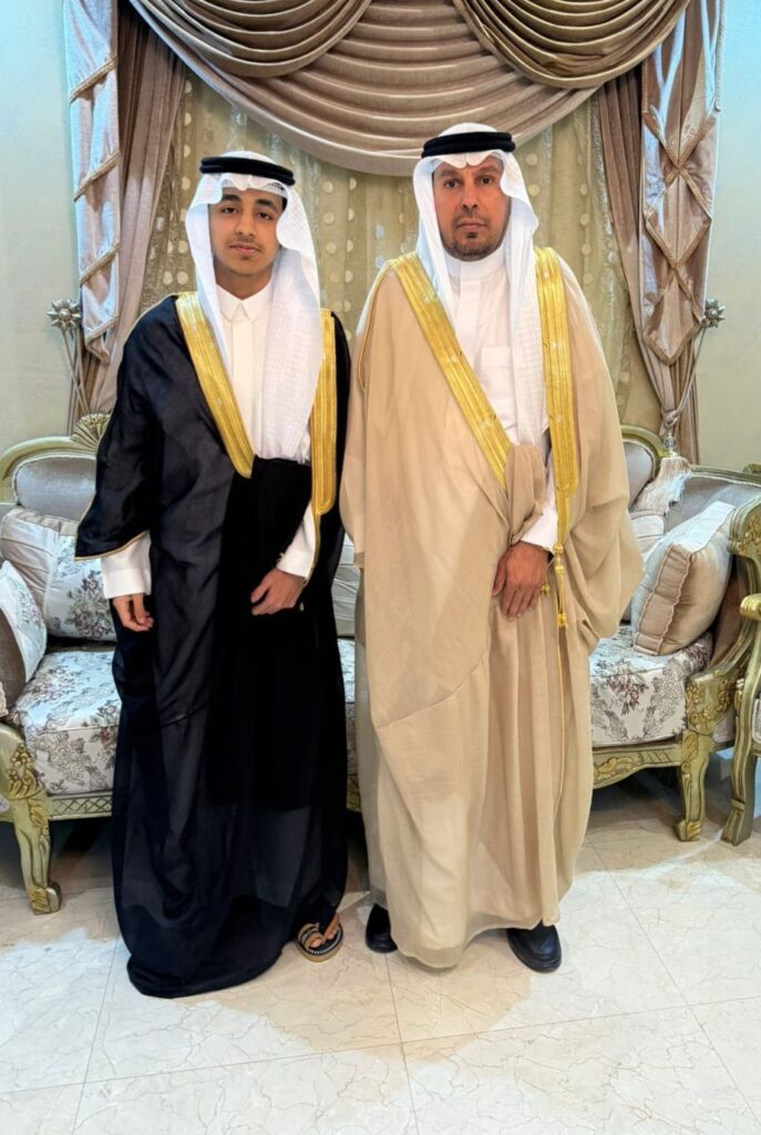 الشهري يحتفل بتخرج ابنه عمار