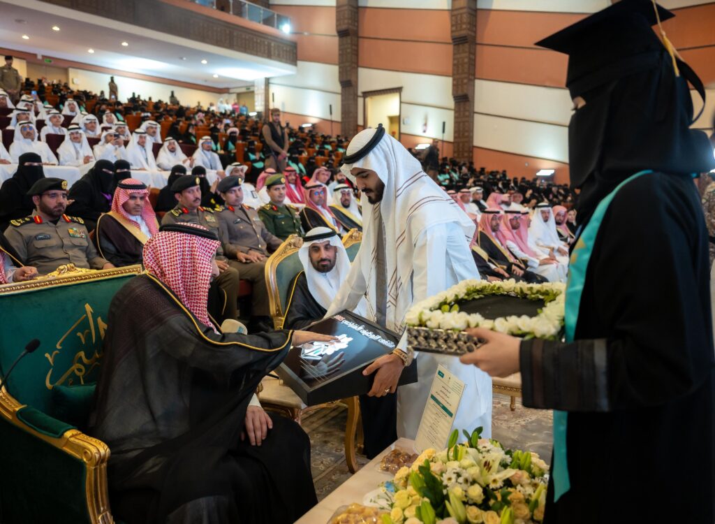 أمير الباحة يشهد حفل تخريج 980 خريجًا وخريجة من اكليات التقنية