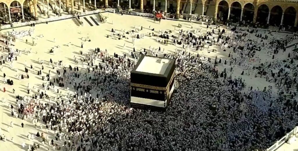 صحن المطاف يكتظ بالحجيج مع فجر الخامس من ذي الحجة