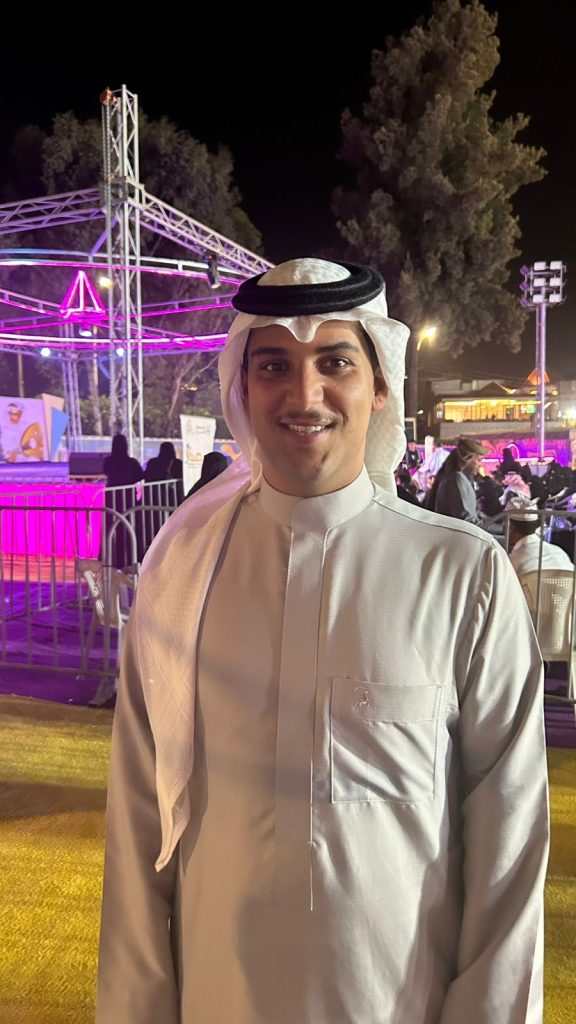 الفنان علي بن هادي في الباحه