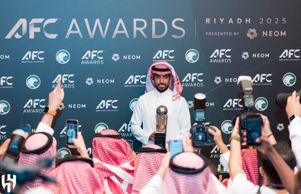 اللاعب سالم الدوسري يحصل على جائزة أفضل لاعب آسيوي