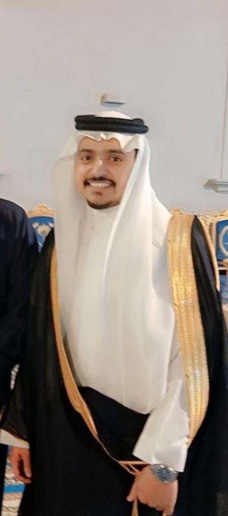 قرادي يحتفي بزواجه بخميس مشيط