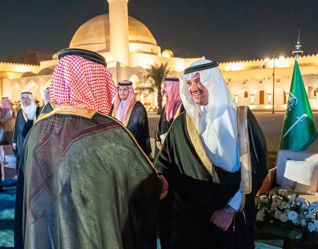 محافظ الأحساء يطلع على إنجازات التجمع الصحي ويشيد بجهوده