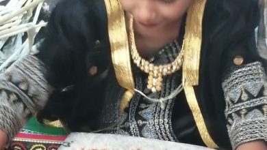 أطفال يلبسون الماضي بثقة الحاضر