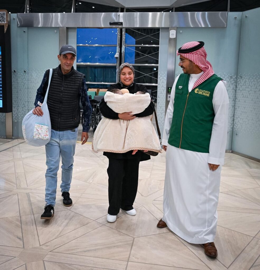 وصول التوأم الملتصق المغربي سجى وضحى إلى الرياض