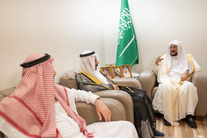 وزير الشؤون الإسلامية يؤكد الوسطية في لقاء مع علماء ومفتين بمشعر منى