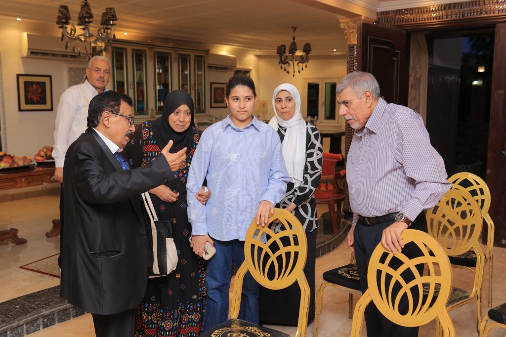 الدكتور فوزي عيسى يستعرض رحلته بين النقد والإبداع في أسبوعية القحطاني
