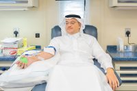 الأمير سعود بن طلال يشارك في حملة التبرع بالدم التي نظمتها هيئة تطوير الأحساء