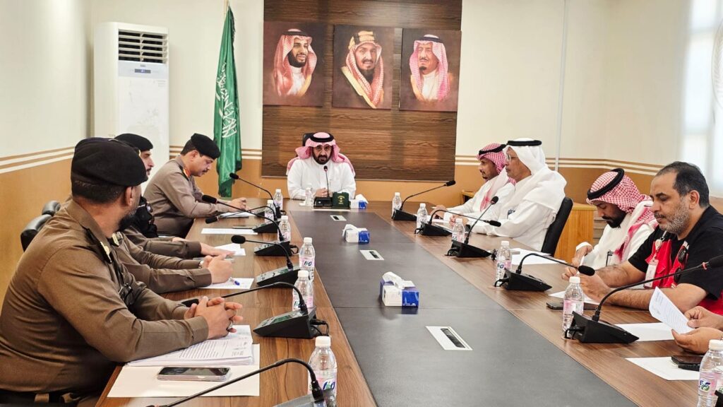 محافظ محايل يترأس إجتماع لجنة السلامة المرورية ويؤكد تكامل الجهود للإرتقاء بسلامة الطرق