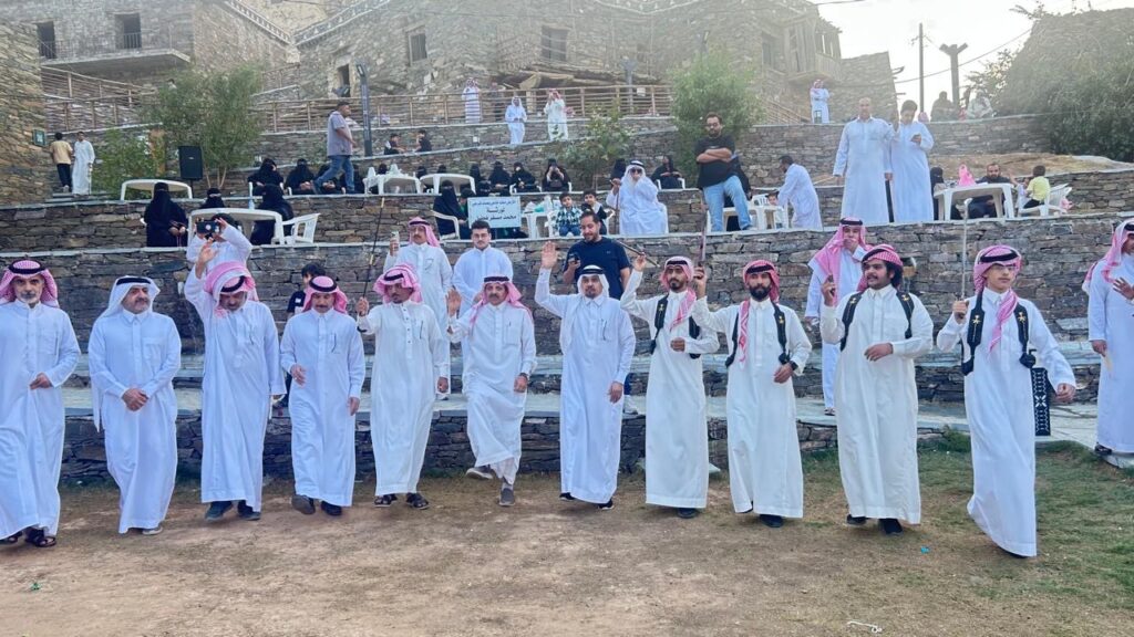 فرقة القرى للفنون الشعبية تقدم عروضاً مميزة