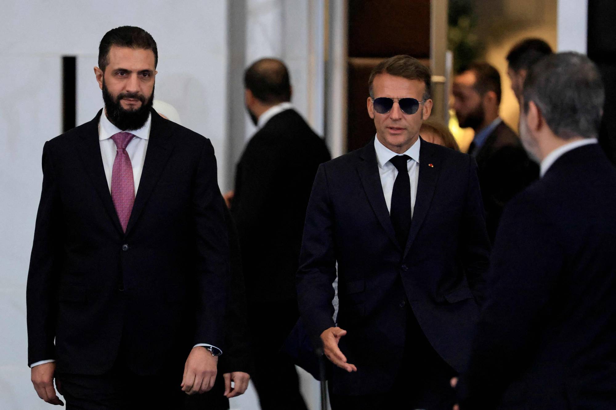 الرئيس السوري أحمد الشرع يستقبل الرئيس الفرنسي إيمانويل ماكرون في القصر الرئاسي بدمشق
