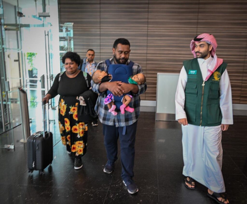 بأمر القيادة.. وصول التوأم الفيجي إلى الرياض لبحث إمكانية فصلهما
