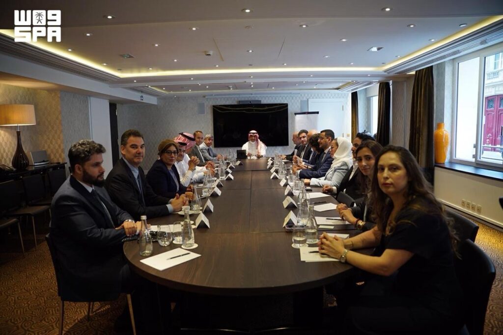 وزير الإعلام يلتقي عددًا من الإعلاميين العرب على هامش زيارة سمو ولي العهد إلى فرنسا.