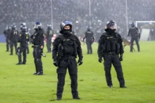إصابة 35 شرطيا واعتقال مشجعين بعد أعمال شغب في مباراة بكأس ألمانيا