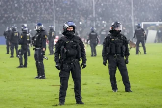 إصابة 35 شرطيا واعتقال مشجعين بعد أعمال شغب في مباراة بكأس ألمانيا