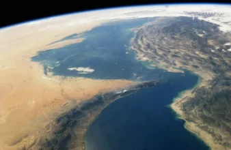 إيران.. البرلمان يقر قانون رسوم خدمات السفن العابرة لهرمز