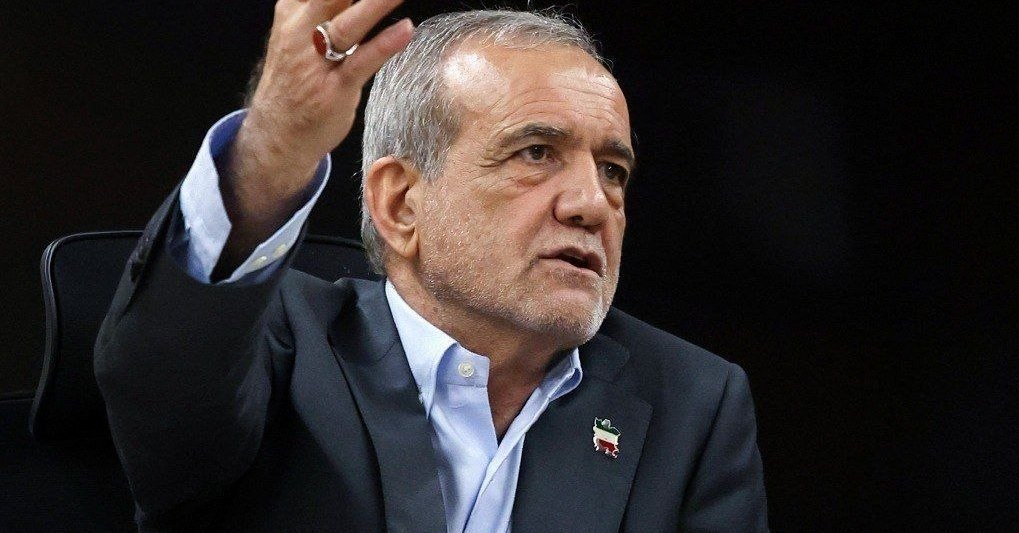 الرئيس الإيراني لمنتقديه: الوقوف على الهامش وإطلاق الكلام أمر سهل جدًا الرئيس الإيراني لمنتقديه: الوقوف على الهامش وإطلاق الكلام أمر سهل جدًا